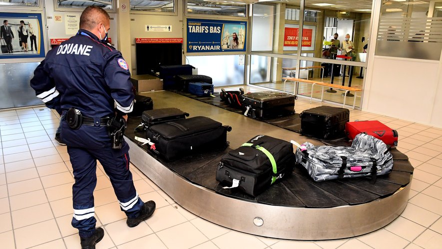 Huile CBD prête à être emportée en voyage dans un bagage cabine